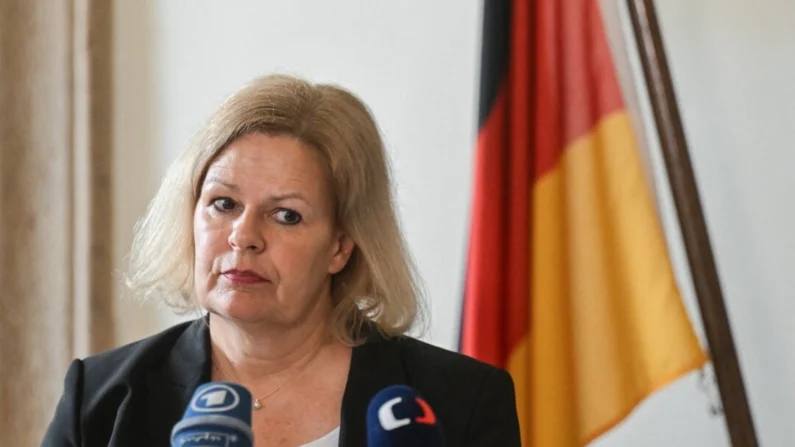 A ministra do Interior alemã Nancy Faeser participa de uma coletiva de imprensa na Embaixada Alemã em Praga, República Tcheca, em 3 de maio de 2024. (Michal Cizek/AFP/Getty Images)
