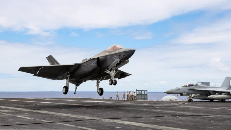 Um jato F-35 pousa na pista do porta-aviões USS Carl Vinson durante os exercícios militares Rim of the Pacific, cerca de 160 quilômetros ao sul de Oahu, Havaí, em 19 de julho de 2024. (Marco Garcia/File Photo/Reuters)