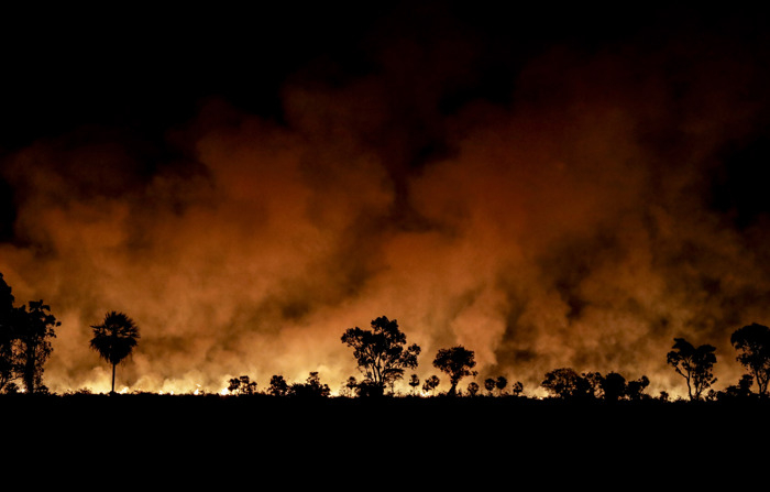 Fotografia mostrando um incêndio intenso na região do Pantanal brasileiro em 30 de junho de 2024, na cidade de Corumbá (EFE/ Sebastiao Moreira)