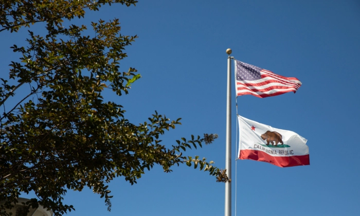 Bandeiras hasteadas em um distrito escolar em Costa Mesa, Califórnia, em 21 de setembro de 2022. (John Fredricks/The Epoch Times)
