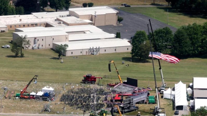 O palco onde o ex-presidente Donald Trump estava durante uma tentativa de assassinato no dia anterior, e o telhado de um prédio próximo onde um homem armado foi morto a tiros pelas autoridades, em Butler, Pensilvânia, em 14 de julho de 2024. (Brendan McDermid/ Reuters)
