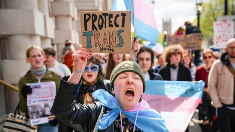 Ativistas dos direitos trans participam de um protesto contra a proibição de bloqueadores hormonais em Londres, em 20 de abril de 2024. (Carl Court/Getty Images)
