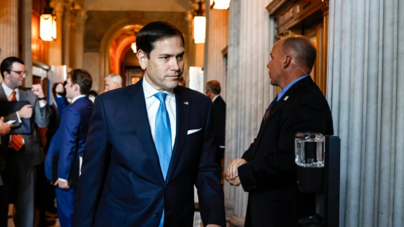 O senador Marco Rubio (R-Fla.) caminha no Capitólio dos EUA em 2 de agosto de 2022. (Anna Moneymaker/Getty Images)
