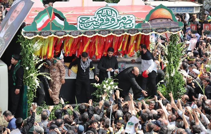 Milhares de pessoas compareceram ao funeral do chefe do escritório político do grupo terrorista palestino Hamas, Ismail Haniyeh, em Teerã - 01/08/2024 (EFE/EPA/ABEDIN TAHERKENAREH)