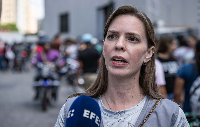 A coordenadora jurídica da ONG Foro Penal, Stefania Migliorini, fala à imprensa na quinta-feira no comando da zona 7 do Corpo de Polícia Nacional Bolivariana (CPNB) em Caracas (EFE/ Henry Chirinos)