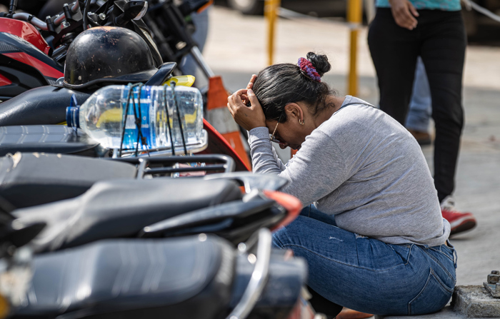 Parentes dos detidos durante os protestos contra os resultados eleitorais divulgados pelo Conselho Nacional Eleitoral (CNE) esperam na fila para entrar no comando da zona 7 do Corpo de Polícia Nacional Bolivariana (CPNB) em Caracas (EFE/ Henry Chirinos)