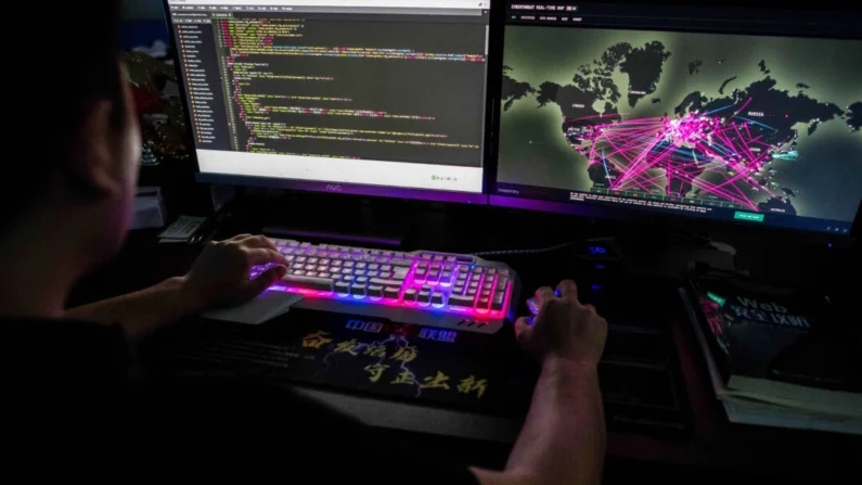 Um membro do grupo de hackers Red Hacker Alliance, que se recusou a dar seu nome verdadeiro, usa um site que monitora ataques cibernéticos globais em seu computador no escritório do grupo em Dongguan, província de Guangdong, China, em 4 de agosto de 2020. (Nicolas Asfouri/AFP via Getty Images)
