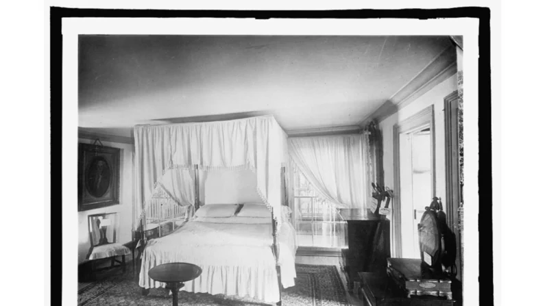 O quarto de George Washington, Mt. Vernon, Virgínia, entre 1910 e 1925. (Biblioteca do Congresso)
