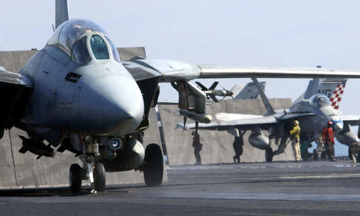 Um caça F-14A Tomcat (E) e um caça de ataque F/A-18 Hornet (D) se preparam para lançar no mar a bordo do USS John C. Stennis em 25 de fevereiro de 2002. (Jayme Pastoric/Marinha dos EUA/Getty Images)
