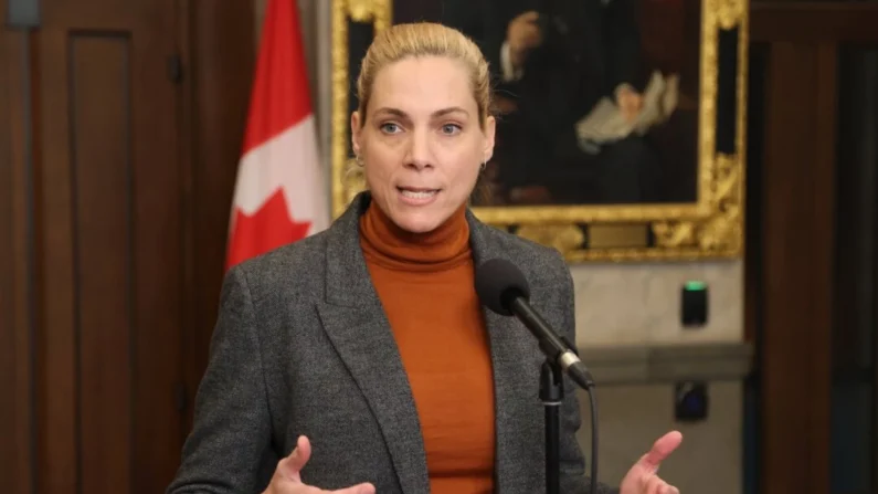 A ministra do Patrimônio Canadense, Pascale St-Onge, fala aos repórteres no Parliament Hill após a Bell Media anunciar cortes de empregos, em Ottawa, em 8 de fevereiro de 2024. (The Canadian Press/Patrick Doyle)
