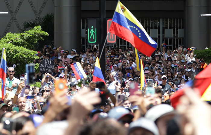 Milhares de venezuelanos protestam contra os resultados das eleições presidenciais do último domingo fornecidos pelo Conselho Nacional Eleitoral (CNE), que proclamou o vencedor e reelegeu o ditador Nicolas Maduro, neste sábado (3) em Caracas (EFE/Ronald Peña R)