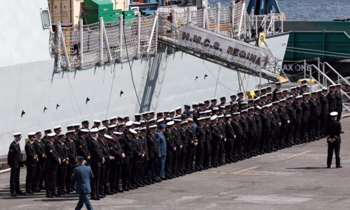 A tripulação da Marinha Real Canadense se alinha durante uma cerimônia para o HMCS Regina na CFB Esquimalt em Esquimalt, B.C., 29 de abril de 2016. (The Canadian Press/Chad Hipolito)
