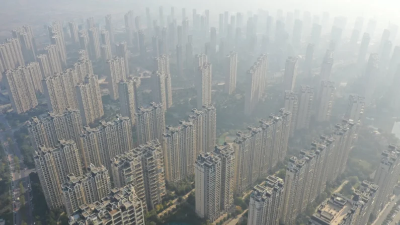 Uma foto aérea mostrando edifícios da construtora chinesa Country Garden Holdings em Zhenjiang, na província de Jiangsu, China, em 31 de outubro de 2021. (STR/AFP via Getty Images)

