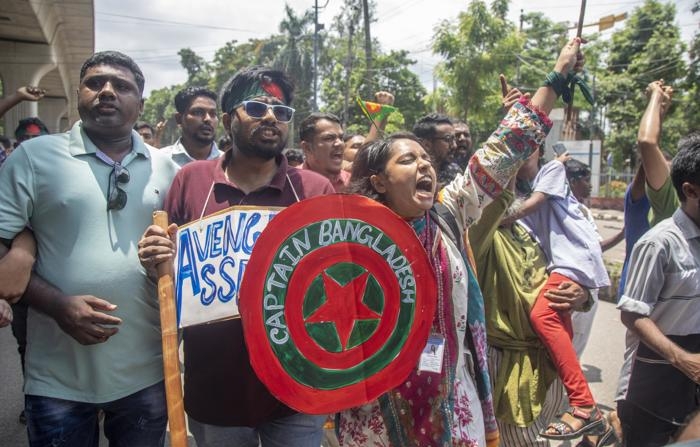  Manifestantes gritam palavras de ordem durante o primeiro dia do movimento de não cooperação no campus da Universidade de Dhaka, em Dhaka, Bangladesh, em 04 de agosto de 2024. Os organizadores do Movimento Estudantil Antidiscriminação estão exigindo a renúncia do atual governo (EFE/EPA/MONIRUL ALAM)