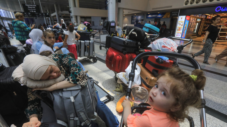 Pessoas aguardam seus voos no saguão de embarque do Aeroporto Internacional de Beirute em 5 de agosto de 2024. Cresceram os pedidos urgentes para que os estrangeiros deixem o Líbano, que estaria na linha de frente de uma guerra regional, enquanto o Irã e seus aliados preparavam sua resposta aos assassinatos de alto nível atribuídos a Israel (Foto: -/AFP via Getty Images)