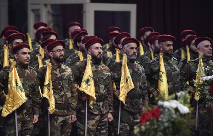 Combatentes do Hezbollah se reúnem antes do cortejo fúnebre do falecido comandante sênior do Hezbollah, Fuad Shukr, morto em um ataque israelense, em Beirute, Líbano, em 01 de agosto de 2024 (EFE/EPA/WAEL HAMZEH)