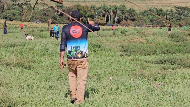 Produtor com uma flecha atirada próxima ao seu pé confronta indígenas que invadira suas terras em em 2 de agosto de 2024 no munícipio de Terra Roxa, no Oeste do Paraná (Foto gentimente cedida ao Epoch Times Brasil )