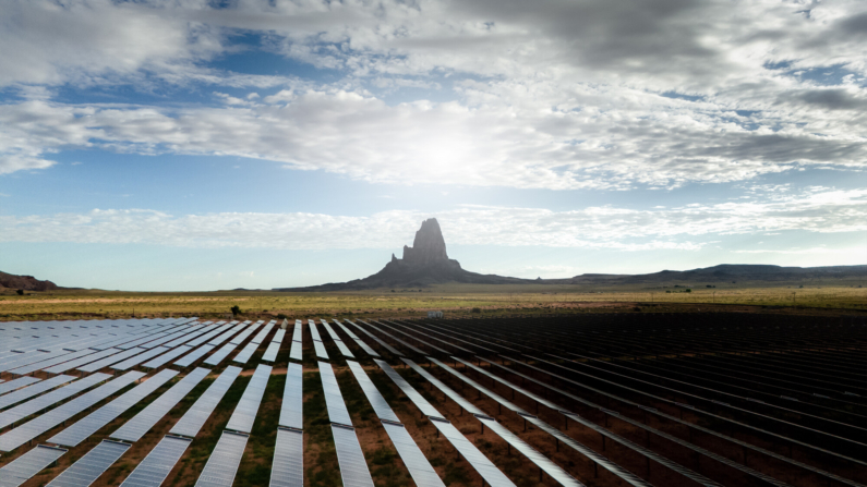 A Usina Solar Kayenta em Kayenta, Arizona, em 23 de junho de 2024. No final de fevereiro, o Departamento de Energia dos EUA anunciou que iniciaria planos para fornecer US$ 76,5 milhões em financiamento federal para a Fazenda Solar Red Mesa Tapaha da Nação Navajo, no sudeste de Utah.  (Brandon Bell/Imagens Getty)
