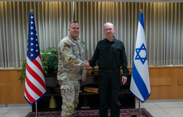 O chefe do Comando Central dos Estados Unidos (CENTCOM), general Michael Kurilla (à esquerda), junto com o ministro da Defesa israelense, Yoav Galant, chegou nesta segunda-feira a Israel, que se prepara para a possibilidade de um ataque iminente do Irã e seus aliados, segundo o Exército israelense (EFE/Exército israelense)