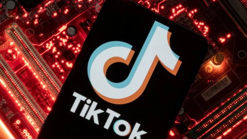 Um smartphone com o logotipo do TikTok exibido é colocado na placa-mãe de um computador nesta ilustração tirada em 23 de fevereiro de 2023. A Comissão Federal de Comércio e o Departamento de Justiça entraram com uma ação civil alegando que a plataforma violou a privacidade das crianças. (Reuters/Dado Ruvic)
