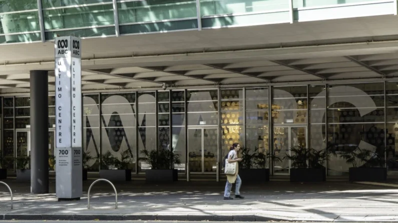 A entrada principal da sede da Australian Broadcasting Corporation (ABC), o Ultimo Centre, em Sydney, Austrália, em 18 de novembro de 2023. (Wade Zhong/The Epoch Times)
