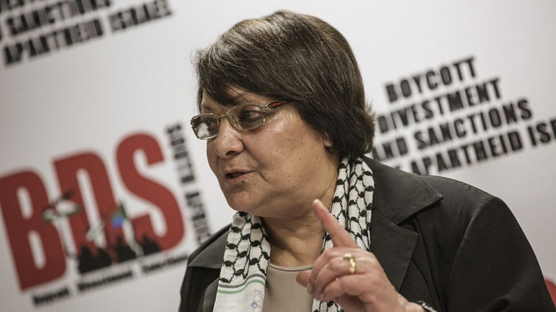 Leila Khaled, veterana da Frente de Libertação da Palestina, fala enquanto participa de uma coletiva de imprensa em sua chegada ao Aeroporto Internacional O.R. Tambo, em 6 de fevereiro de 2015, em Joanesburgo (Foto GIANLUIGI GUERCIA/AFP via Getty Images)