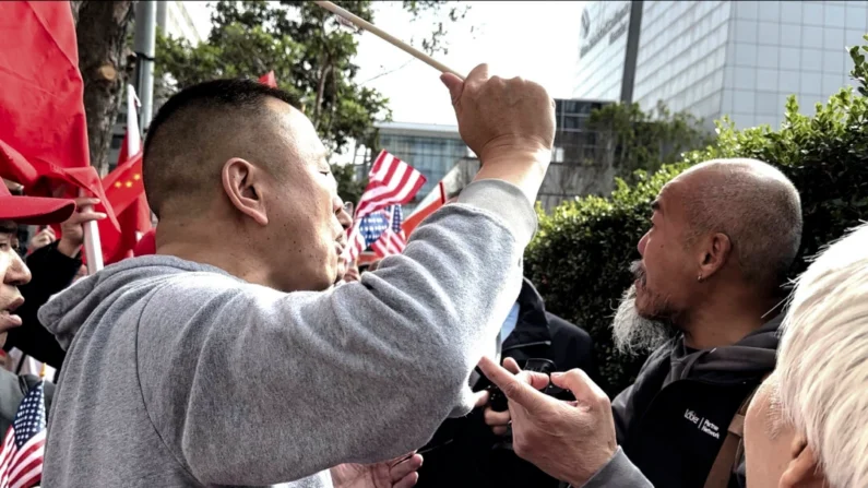 Manifestantes pró-Pequim entram em confronto com dissidentes chineses em frente ao hotel The St. Regis em São Francisco em 14 de novembro de 2023. (Eva Fu/The Epoch Times)
