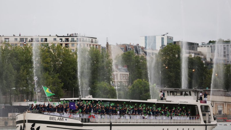 Atletas do Time Brasil fazem um cruzeiro durante o desfile dos atletas no Rio Sena durante a cerimônia de abertura dos Jogos Olímpicos Paris 2024 em 26 de julho de 2024 em Paris, França (Foto de Maja Hitij/Getty Images)