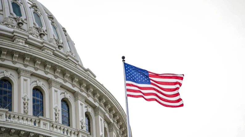 A bandeira dos EUA na cúpula do edifício do Capitólio dos EUA em Washington em 12 de maio de 2023 (Madalina Vasiliu/Epoch Times)
