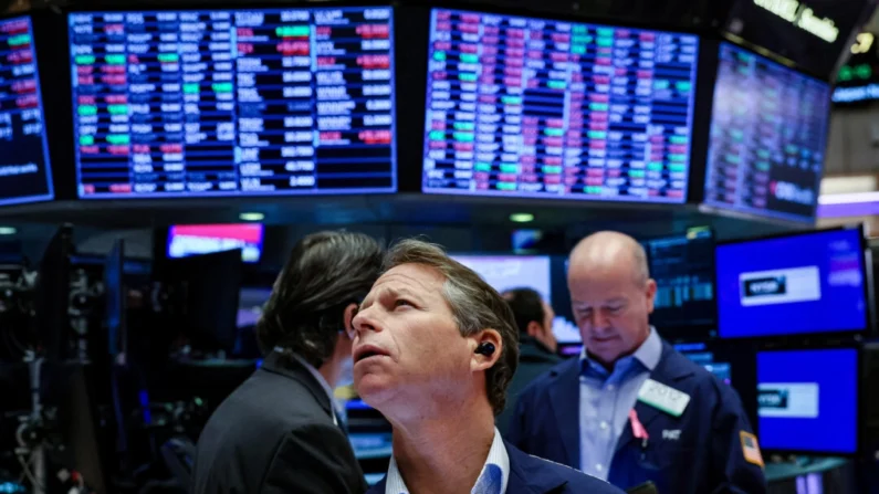 Os traders trabalham no pregão da Bolsa de Valores de Nova Iorque (NYSE), na cidade de Nova Iorque, em 9 de janeiro de 2024. (Brendan McDermid/Reuters)
