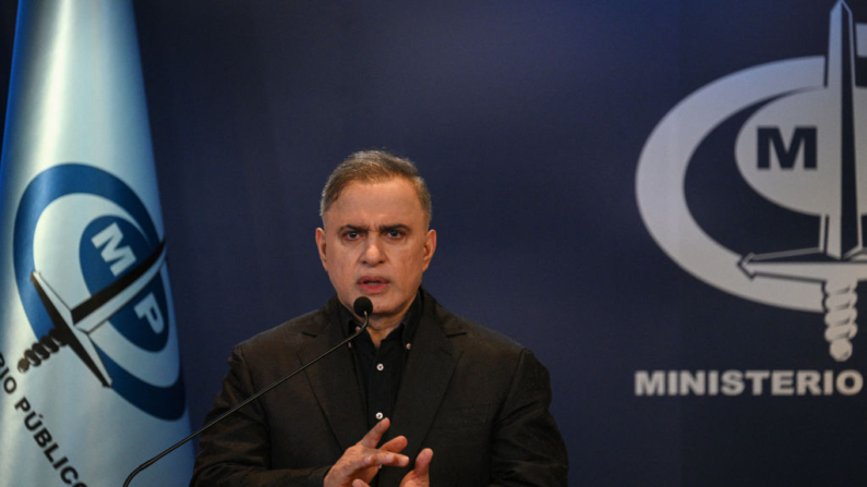 O procurador-geral da Venezuela, Tarek William Saab, fala durante uma coletiva de imprensa na sede do Ministério Público em Caracas, em 29 de julho de 2024, um dia após a eleição presidencial venezuelana (Foto: FEDERICO PARRA/AFP via Getty Images)