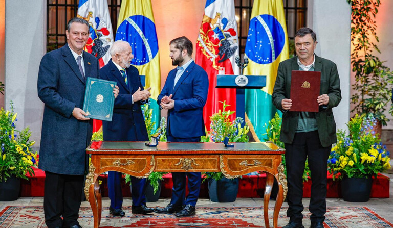 Ministros da Agricultura de Brasil e Chile, Carlos Fávaro e Esteban Valenzuela, firmam memorando de entendimento para cooperação técnica agropecuária acompanhados dos presidentes Luiz Inácio Lula da Silva, do Brasil, e Gabriel Boric, do Chile (Foto: Reprodução/agência gov)

Fávaro firma memorando de entendimento para cooperação técnica agropecuária com o Chile
