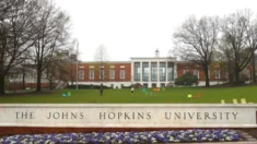Universidade Johns Hopkins é condenada a pagar US$ 2 milhões em acordo sobre COVID-19