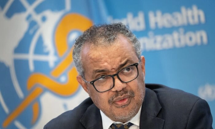 O diretor-geral da OMS, Tedros Adhanom Ghebreyesus, dá uma entrevista coletiva na sede da Organização Mundial da Saúde em Genebra, Suíça, em 14 de dezembro de 2022. (Fabrice Coffrini/AFP via Getty Images)
