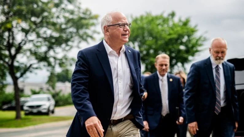 O governador de Minnesota, Tim Walz, chega para falar em uma coletiva de imprensa na Prefeitura de Bloomington, Minnesota, em 1º de agosto de 2024. (Stephen Maturen/Getty Images)
