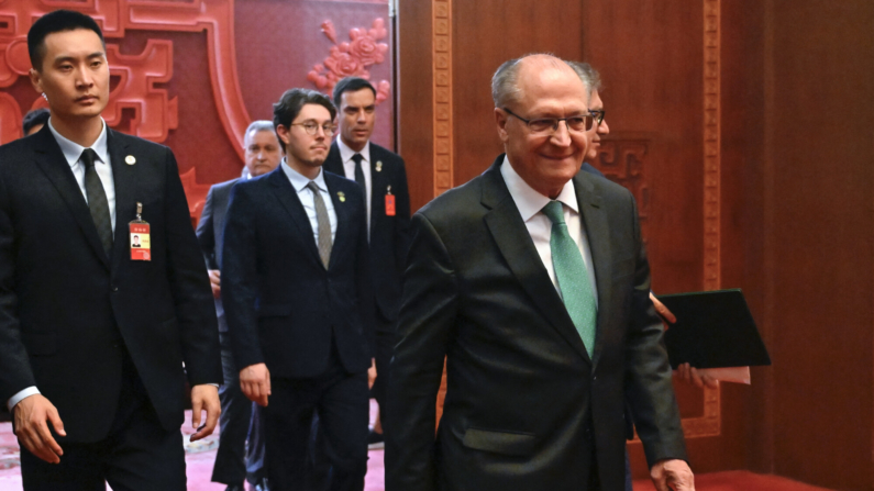  O vice-presidente do Brasil, Geraldo Alckmin (à direita), chega para uma reunião com o presidente da China, Xi Jinping (não retratado), no Grande Salão do Povo em Pequim, em 7 de junho de 2024. (Foto de WANG Zhao / POOL / AFP) (Foto de WANG ZHAO/POOL/AFP via Getty Images)