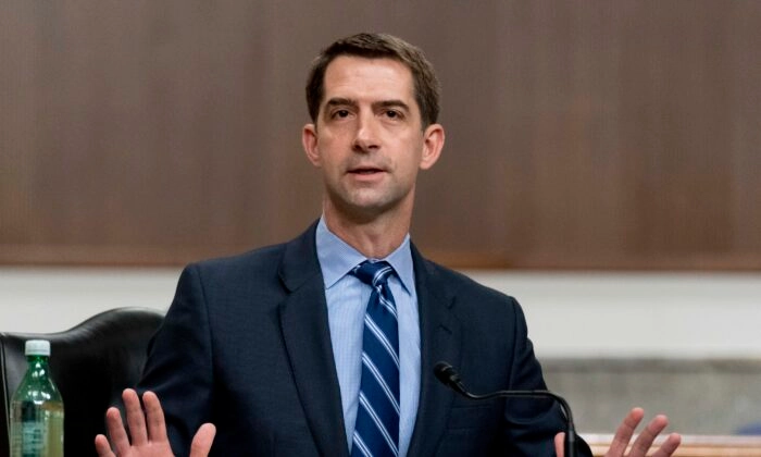 O senador Tom Cotton (R-Ark.) fala durante uma audiência no Capitólio, em Washington, em 25 de março de 2021. (Andrew Harnik/Pool/Getty Images)
