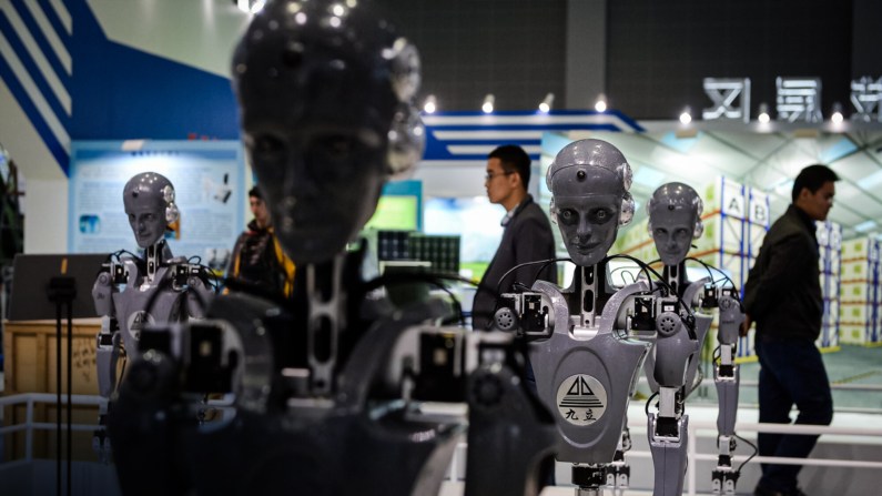 Robôs industriais em um estande um dia antes da Feira Internacional da Indústria da China 2015, no Centro Nacional de Exposições e Convenções de Xangai, em 2 de novembro de 2015. (Getty Images)