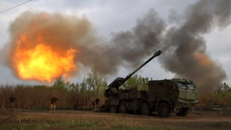 
Artilheiros da 43ª Brigada Mecanizada Separada das Forças Armadas da Ucrânia disparam contra uma posição russa com um obus autopropulsado de 155 mm 2C22 "Bohdana", na região de Kharkiv, em meio à invasão russa na Ucrânia, em 21 de abril de 2024. (Anatolii Stepanov/AFP via Getty Images)
