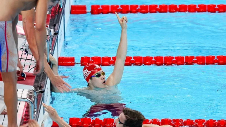 Pan Zhanle, da Equipe da República Popular da China, comemora após ganhar o ouro na final do Revezamento 4x100m Medley Masculino no nono dia dos Jogos Olímpicos Paris 2024 na Arena Paris La Defense em 04 de agosto de 2024 em Nanterre, França. (Sarah Stier/Getty Images)
