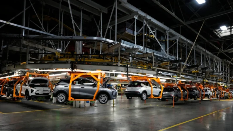 O Chevrolet Bolt EV 2023 e a linha de montagem EUV são vistos na General Motors Orion Assembly em Lake Orion, Michigan, em 15 de junho de 2023. (Canadian Press/AP-Carlos Osorio)
