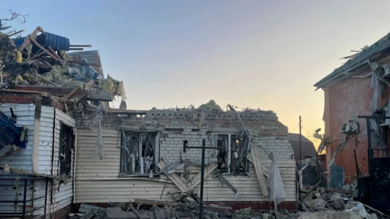 Uma casa danificada após o que as autoridades locais chamaram de ataque militar ucraniano na cidade de Sudzha, na região de Kursk, Rússia, nesta imagem divulgada em 6 de agosto de 2024. (Governador em exercício da região de Kursk, Alexei Smirnov, via Telegram/Divulgação via Reuters)
