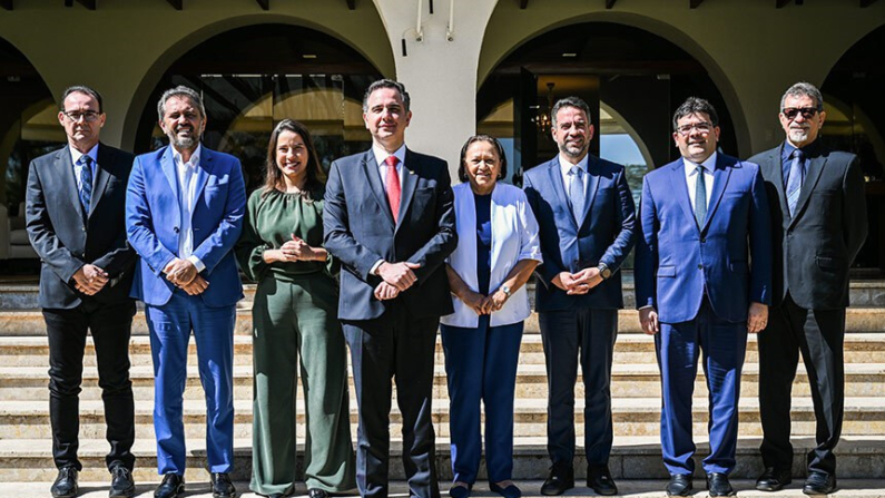 Rodrigo Pacheco entre governadores, em frente à Residência Oficial do Senado (Pedro Gontijo/Senado Federal)