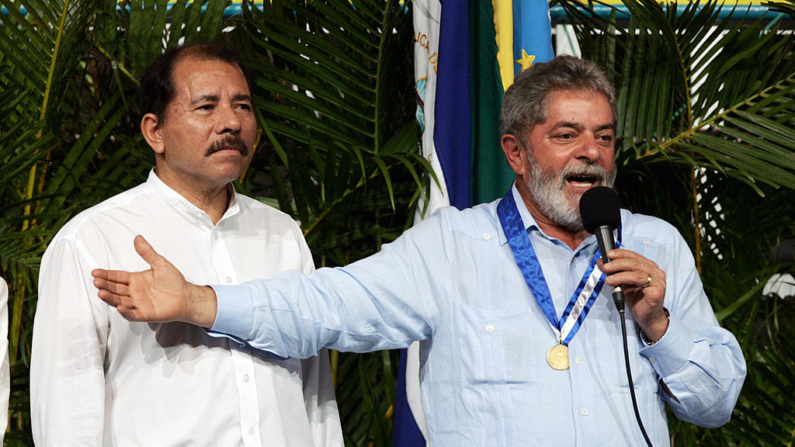 O presidente da Nicarágua, Daniel Ortega, ouve o discurso de seu colega brasileiro, Luiz Inácio Lula da Silva, depois que este último foi condecorado na universidade politécnica UPOLI, em 08 de agosto de 2007, em Manágua. Lula da Silva está no segundo dia de sua visita oficial à Nicarágua (Crédito da foto: Shoulad MIGUEL ALVAREZ/AFP via Getty Images)