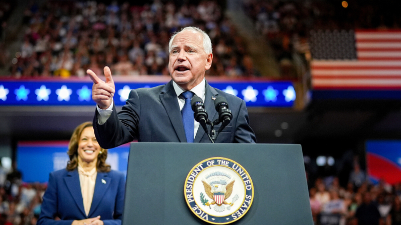 A candidata presidencial do Partido Democrata, a vice-presidente Kamala Harris, e o candidato à vice-presidência, o governador de Minnesota, Tim Walz, aparecem juntos no palco durante um evento de campanha no Girard College, na Filadélfia, em 6 de agosto de 2024 (Andrew Harnik/Getty Images)