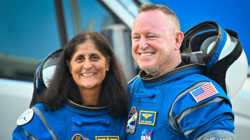 Os astronautas da NASA Butch Wilmore (à dir.) e Suni Williams, vestindo trajes espaciais da Boeing, partem do Edifício de Operações e Checkout Neil A. Armstrong no Centro Espacial Kennedy para o Complexo de Lançamento 41 na Estação da Força Espacial de Cabo Canaveral, na Flórida, para embarcar na espaçonave Boeing CST-100 Starliner para o lançamento do Crew Flight Test, em 5 de junho de 2024 (Foto de MIGUEL J. RODRIGUEZ CARRILLO/AFP via Getty Images)
