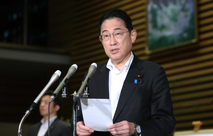 O primeiro-ministro do Japão, Fumio Kishida, fala aos repórteres após o terremoto de magnitude 7,1 (EFE/EPA/JIJI PRESS JAPAN)