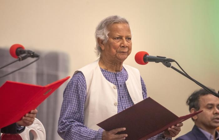 O presidente de Bangladesh, Mohammed Shahabuddin (não retratado), administra a cerimônia de juramento do ganhador do Prêmio Nobel Muhammad Yunus (C) como chefe do governo interino do país e seu gabinete no Bangabhaban em Dhaka, Bangladesh, em 08 de agosto de 2024 (EFE/EPA/MONIRUL ALAM)