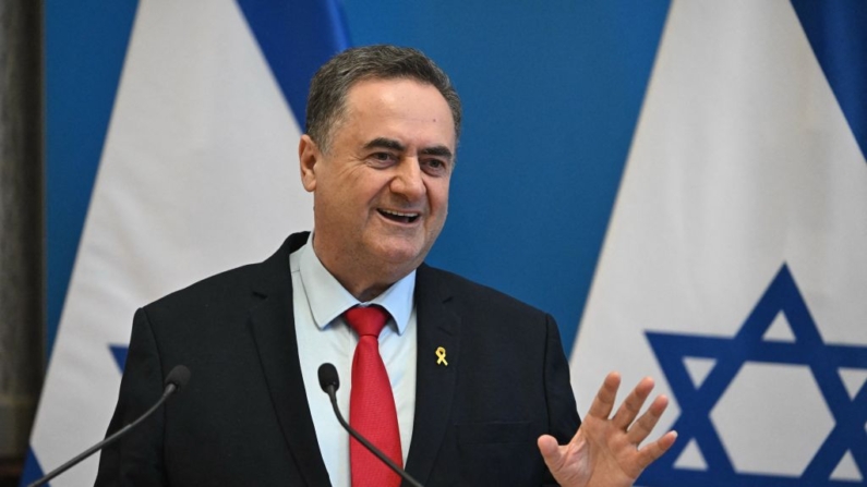 O ministro das Relações Exteriores de Israel, Israel Katz, gesticula enquanto fala durante uma coletiva de imprensa conjunta com o ministro das Relações Exteriores da Hungria, seu anfitrião, no Ministério das Relações Exteriores em Budapeste, Hungria, em 17 de junho de 2024 (Foto de ATTILA KISBENEDEK/AFP via Getty Images)