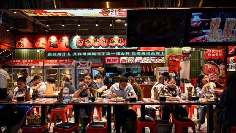 Pessoas jantam em um restaurante em um shopping center em Pequim, em 26 de maio de 2023. (Jade Gao / AFP via Getty Images)
